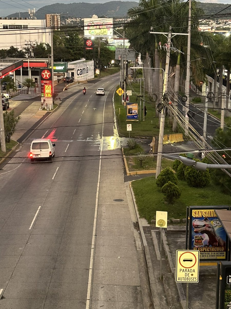 amks1702's tweet photo. @ANDASV buenas noches quería reportarles fuga en carretera panamericana, frente a residencial primavera y texaco británica. Es bajo la calle aparentemente. https://t.co/ArVtpTq1gr