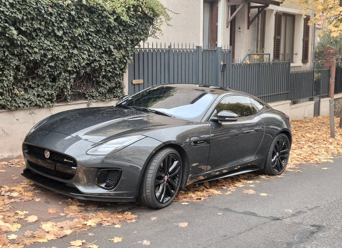 29Gambrinus's tweet image. 秋ですね…家の前で写真を撮るのもいいですね。
#Jaguar #ftype #v6s