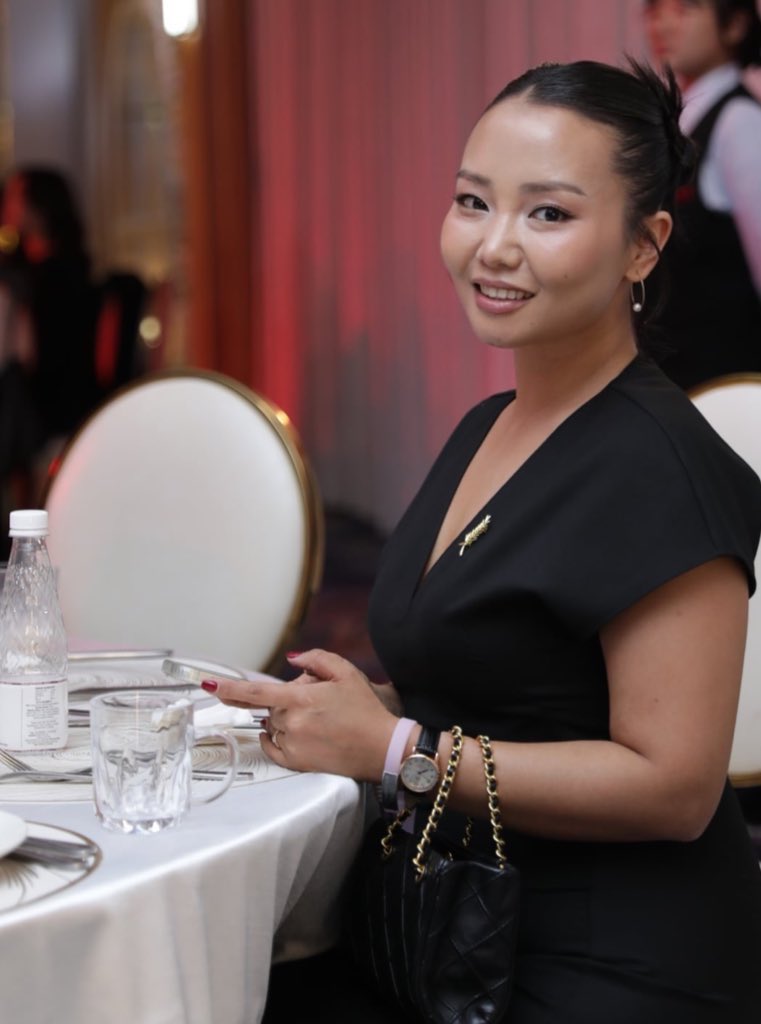 Дөрсөөдрөөрөө эморчихдог болсон бна. Юу юугүй 40 хүрлээдээ….
Happy birthday to me😊