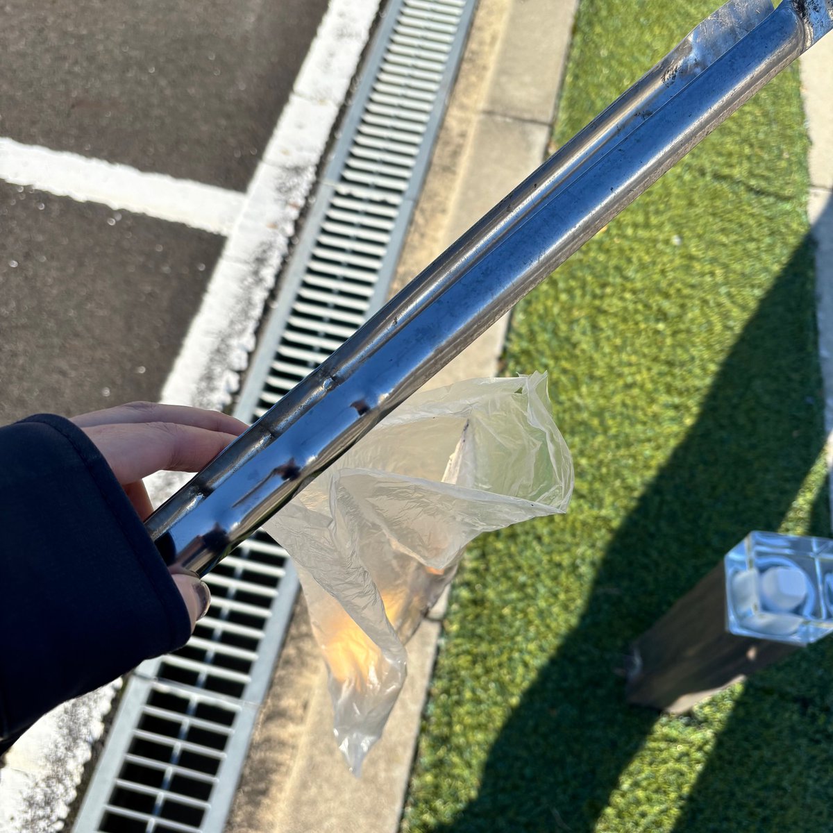 uniform_next's tweet image. おはようございます(｀UωN)
今日の福井の天気は晴れ☀です

駐車場のお掃除をしていた中の人の写真です。陽の光が当たるとあったか～い🥹
本日はお昼直前に社長面談なので、気合いを入れていきます✊️

水曜日もがんばるぞい✊️

#企業公式が毎朝地元の天気を言い合う