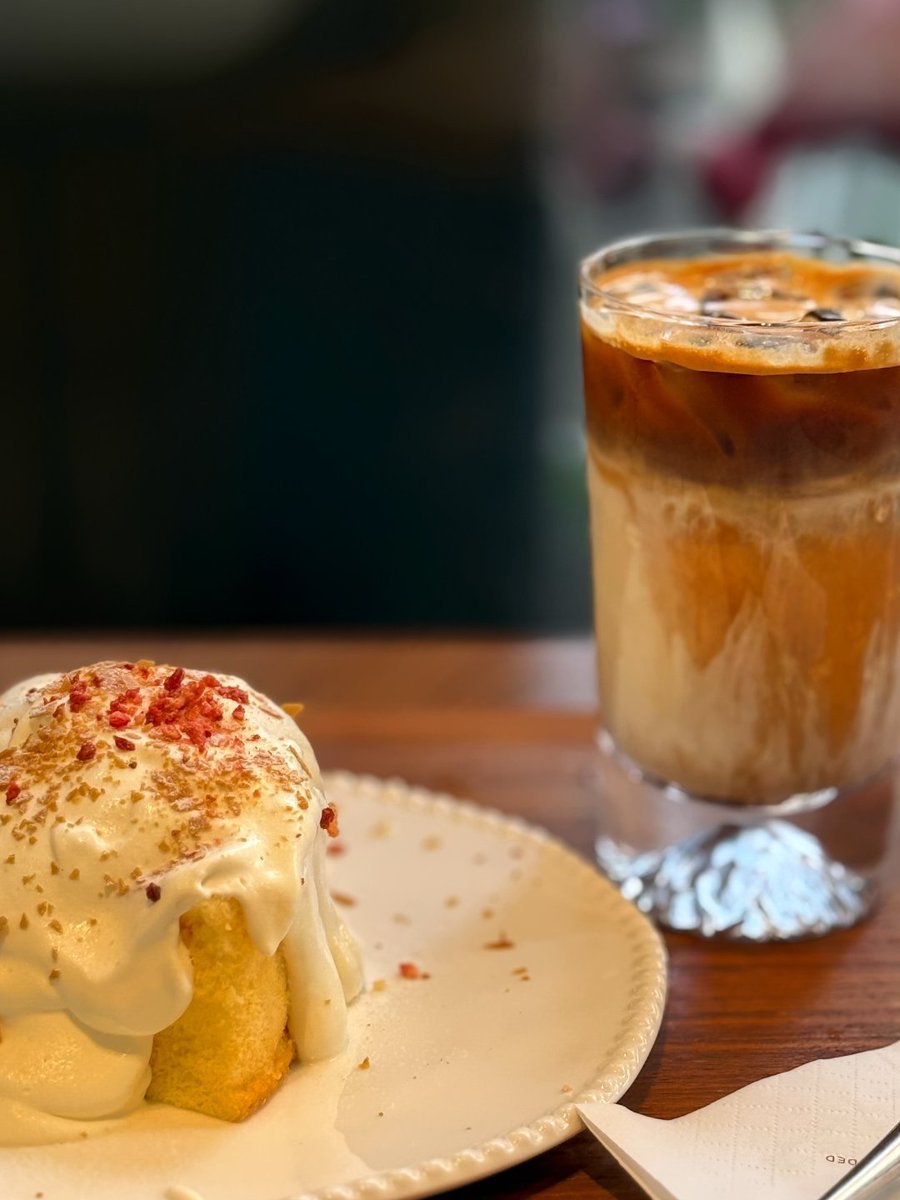 Practice_BM's tweet image. 今日はカフェタイム☕🍰
ふわふわシフォンケーキとアイスラテで、まったりしたひととき✨
この組み合わせ、最高すぎる！バニラとイチゴの香りが広がって、気分もリフレッシュ😊
#カフェタイム #シフォンケーキ #アイスラテ #カフェ好き #おしゃれカフェ #スイーツ #おうちカフェ