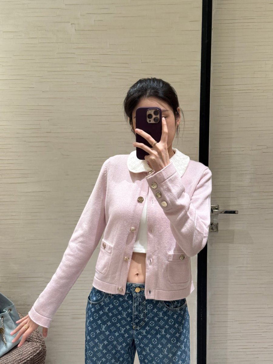 Uncommonswift's tweet image. Wrapped in pink and ready to shine. 💕🌸 Sometimes all it takes is a little softness to brighten the day. Embracing the cozy vibes with a touch of glam.😍✨