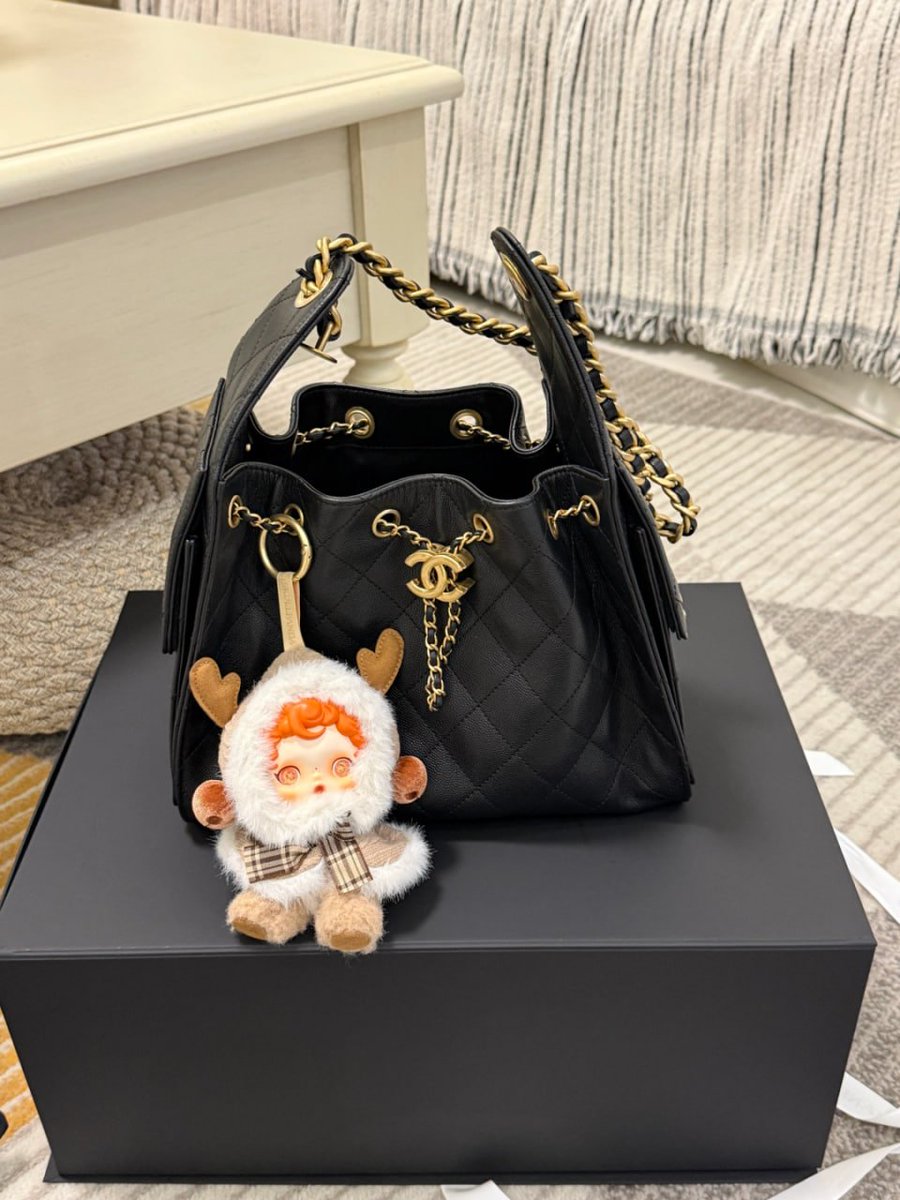 Uncommonswift's tweet image. Wrapped in pink and ready to shine. 💕🌸 Sometimes all it takes is a little softness to brighten the day. Embracing the cozy vibes with a touch of glam.😍✨