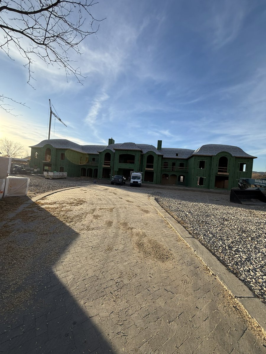 Jaredkotter's tweet image. House 3/3 ❌

I didn’t get this one measured, but it’s a huge win because I met the project manager on site (my secret sauce) and walked with him. 

Also, this house might literally be the largest house I’ve ever seen. I didn’t grasp how big it was before I got inside.