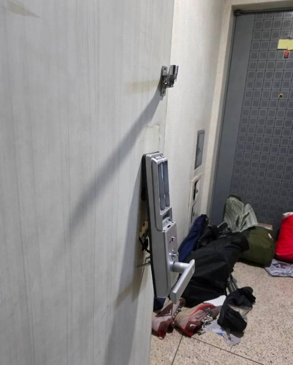 우리나라는 과연 어디까지 조용할 것이며 언제까지 삶아지고 구워진 뒤에야 “그 때 맞서야 했다” 고 후회할까? 이젠 이 모든 사회의 의도적 모른척인지 선택적 무지인지도 분간이 안 되는 위화감드는 적막과 고요함이 도저히 상식적으로 납득이 안 된다.