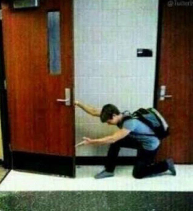 Benedetti al ver a los uniformados en la puerta de su casa*

#BenedettiEstaLimpio