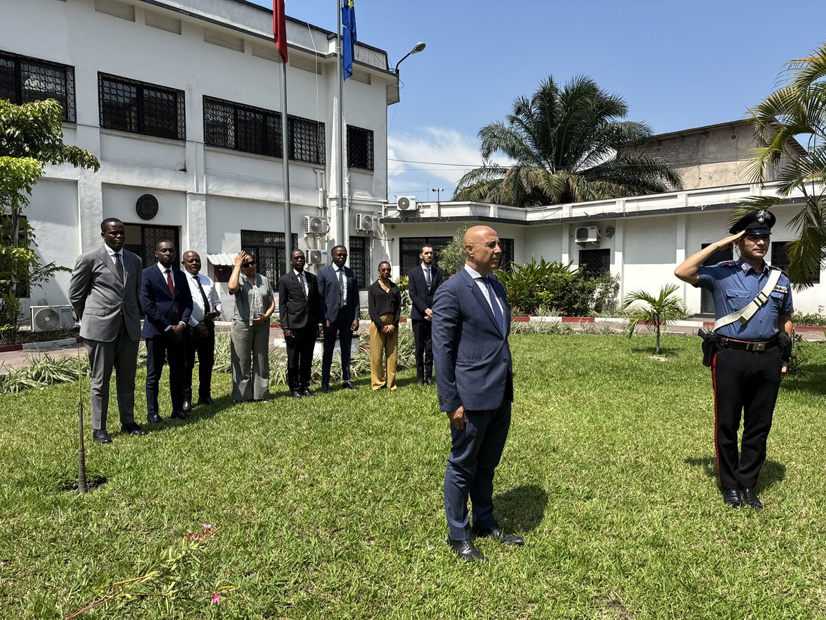 italyindrc's tweet photo. Oggi a Kinshasa l’Ambasciatore Dino Sorrentino e tutto lo staff dell’Ambasciata d’Italia hanno deposto fiori presso la targa che ricorda gli Aviatori di Kindu. Onore alla loro memoria e al servizio per la pace. 🇮🇹🇨🇩 #Kindu #Aviatori #11novembre #Memoria https://t.co/BUvN0zJFYa