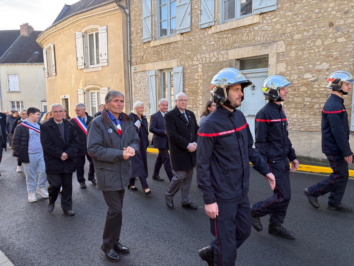 MCarolineLePen's tweet photo. Beaucoup de rencontres amicales à l’occasion du 11 novembre à Vallon-sur-Gée . https://t.co/SHuuiB6kzb