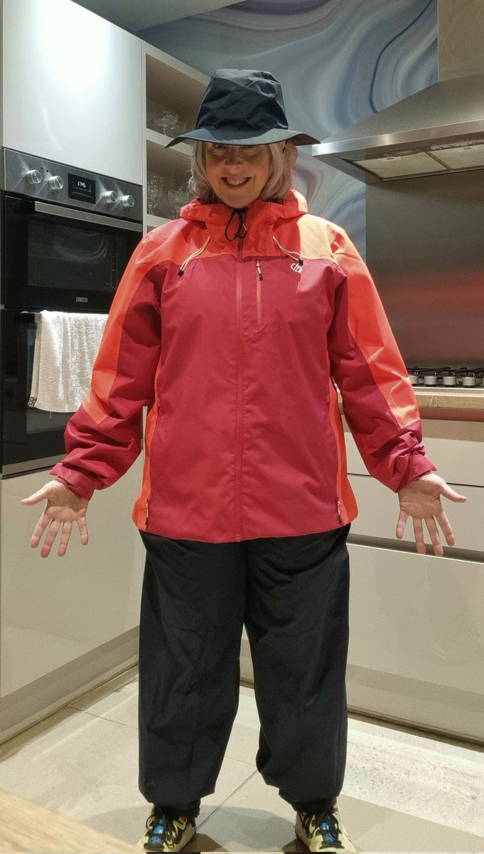 Samanthawinnet1's tweet photo. It's never nice going out at night in full waterproofs but then you get to @POUNDfit with your best buddy !! #poundfit #FitnessMotivation #FitnessJourney #weightlossjourney #WellbeingMatters #bestfriends https://t.co/Qrz9s7Iy2g