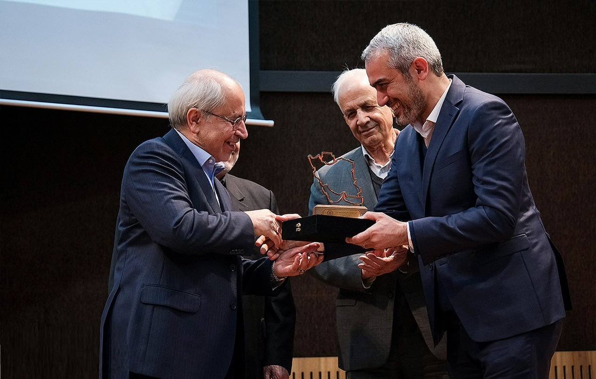 amirmoghadam_ir's tweet image. 💢قابل تامل/ مدنی زاده: بانک مرکزی سال۹۶ منابع ارزی کشور را برای کنترل بازار هدر داد/ استارت جهش ارزی قبل از خروج ترامپ از برجام شروع شده بود/ ۹۳ تا ۹۶ انباشتی از ناترازی در نظام بانکی شکل گرفت؛ این اتفاق بدون آن رخ داد که هنوز تحریمی شکل بگیرد/ خالص دارایی‌های بانک مرکزی از…