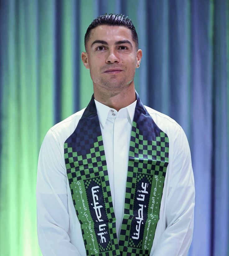 كريستيانو رونالدو لم يكن مجرد لاعب
جاء إلى السعودية بل أصبح سفيرها الحقيقي
في عيون العالم ..
من أول يوم وهو يروج لها بصدق
ويتحدث عنها بفخر، يشارك في فعالياتها
ويدعم مشاريعها ويظهر حبه لأرضها وشعبها
لذلك كل ما يقدم له من دعم وتقدير
هو في الحقيقة استثمار في صورة الوطن