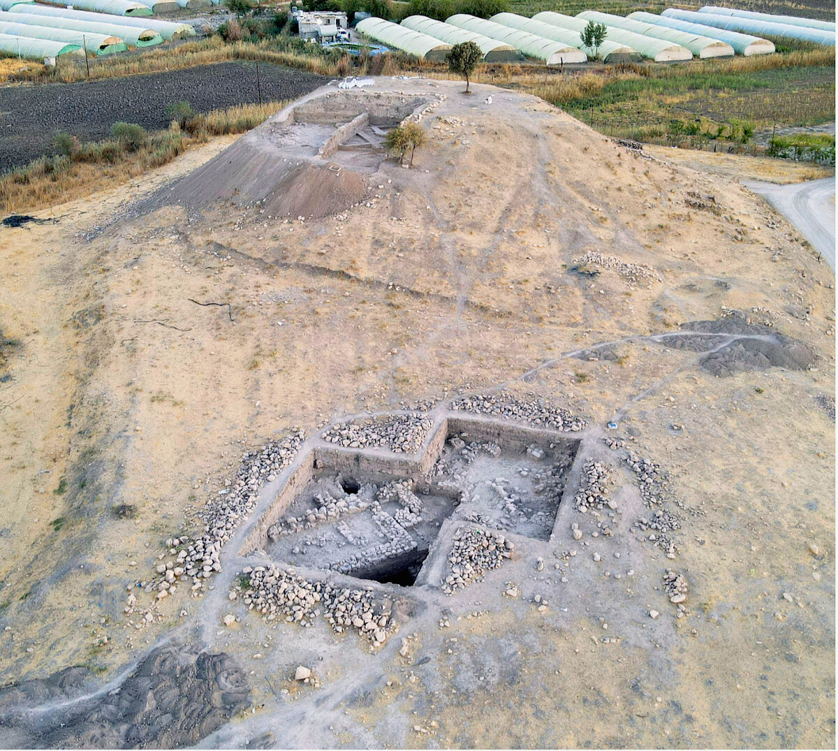 A monumental building thought to be at least 5,000 years old has been discovered at a site in Iraq. Archaeologists think the building may have been used as a temple; it was decorated with wall cones similar to those at the Sumerian metropolis of Uruk.

archaeology.org/news/2025/11/0…
