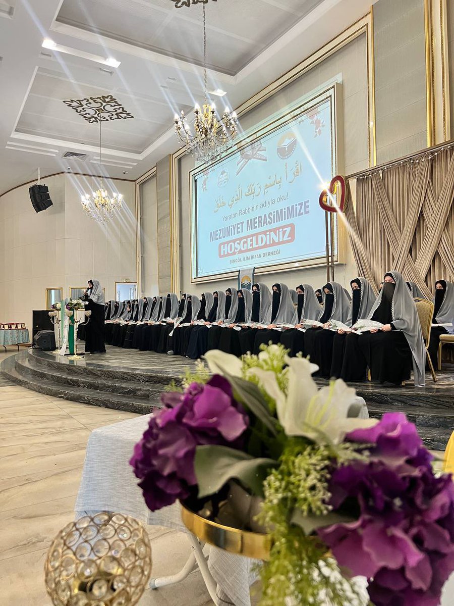 “Ey peygamber! Eşlerine, kızlarına ve müminlerin kadınlarına söyle, dış giysilerini üzerlerine bürünsünler. Bu, tanınıp rahatsız edilmemeleri için en uygun olanıdır. Allah ziyadesiyle bağışlamakta ve çok esirgemektedir.”

(Ahzâb:59)