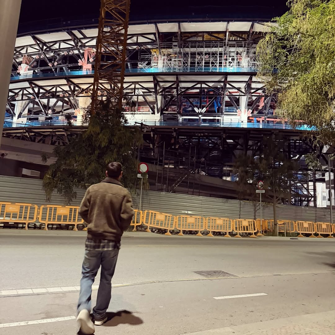 ماادري عنكم بس انا للحين هنا ، صورة طبيعيه صادقة مافيها أضواء ولا اعلام ولا كاميرات احترافيه فخمة، ميسي وهو ماخذ أطرف طقم من الدولاب، واقف بشارع فاضي بعد منتصف الليل يطالع الملعب اللي لعب فيه لمدة 17 سنة ، جزء فيني وده يقول إنها أعظم صورة رياضية بالتاريخ، شي خيالي جدًا جدًا . .