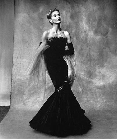 ∎

Lisa Fonssagrives-Penn

wearing

a Mermaid dress by

grand couturier
Rochas
(Marcel Louis Jules Rochas       1902-1955 Paris, France).

Vogue
Paris
1950

© Irving Penn

#LisaFonssagrivesPenn #Rochas #MarcelRochas #GrandCouturier #ParfumeuFrançais