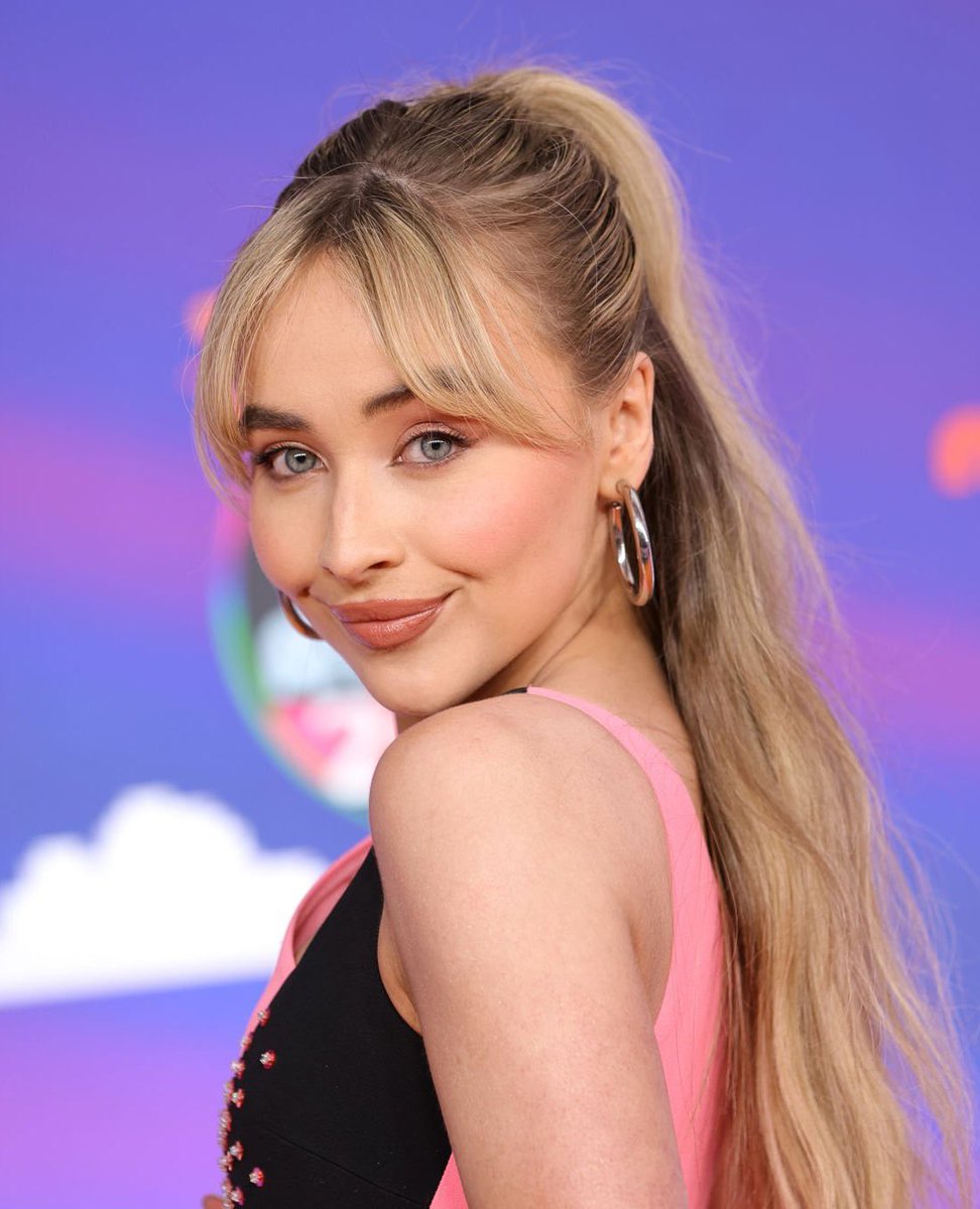 updatecharts's tweet image. Sabrina Carpenter foi anunciada como PRODUTORA e PROTAGONISTA do musical “Alice no País das Maravilhas”.