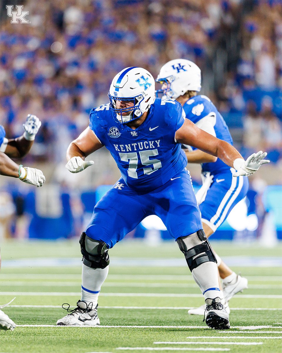 UKFootball's tweet photo. #SeniorDay25 x @ElOso72 https://t.co/NnGmbfk8c8