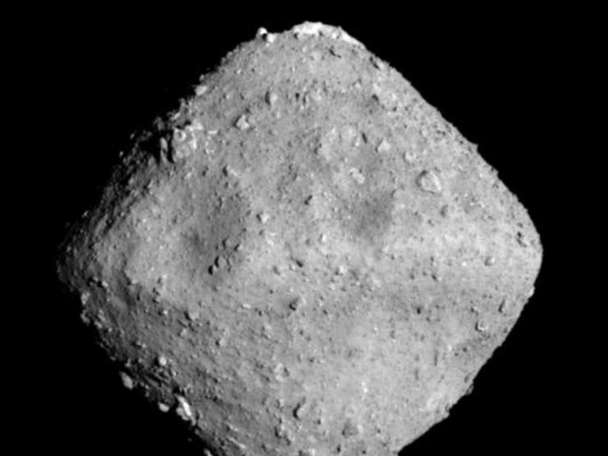 CNES's tweet image. 🪐 Deux astéroïdes, une même origine ?
Une équipe internationale, soutenue par le #CNES, a comparé les échantillons de #Ryugu et #Bennu, rapportés par les missions Hayabusa2 (🇯🇵) et OSIRIS-REx (🇺🇸).