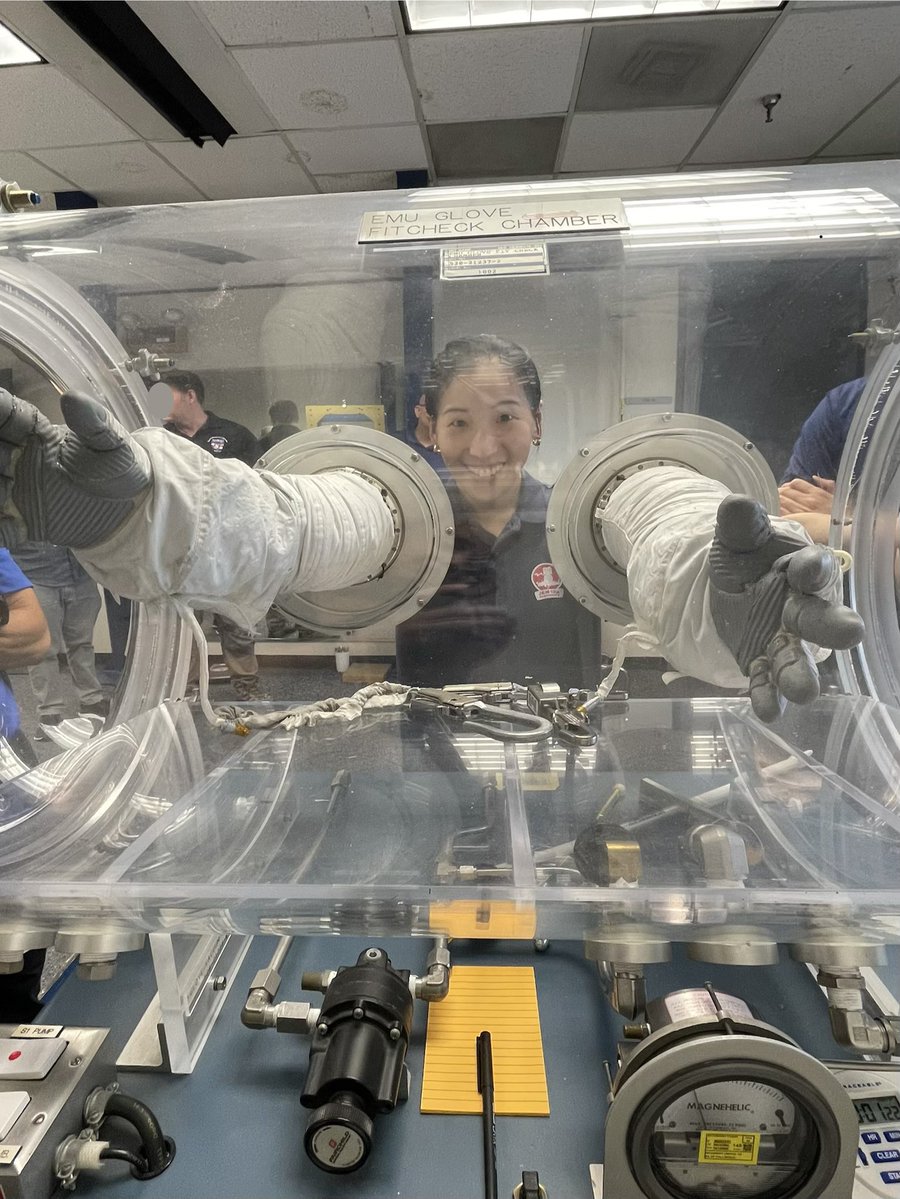 少し肌寒い季節になってきたので…
宇宙服の手袋事情🧤👩‍🚀

真空の宇宙において宇宙飛行士が生きるためには、宇宙船や宇宙服の内部に適切な気圧(与圧)を保つ必要があります。

宇宙服の外側(真空)と内部(与圧)では圧力差が生じるので、宇宙服全体は膨らんだボールのように張った状態になります。