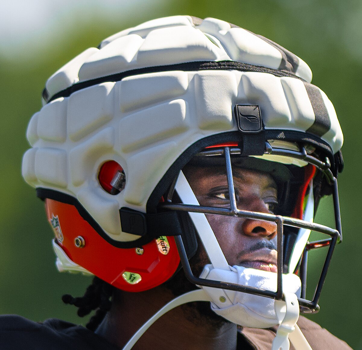 Em203Landau647's tweet photo. Player safety should always come first. The NFL is making strides to reduce concussions through better helmets, rule changes, and awareness. Learn more about how tech is saving players: https://t.co/63HrTzmONl https://t.co/owvGuO4Plh