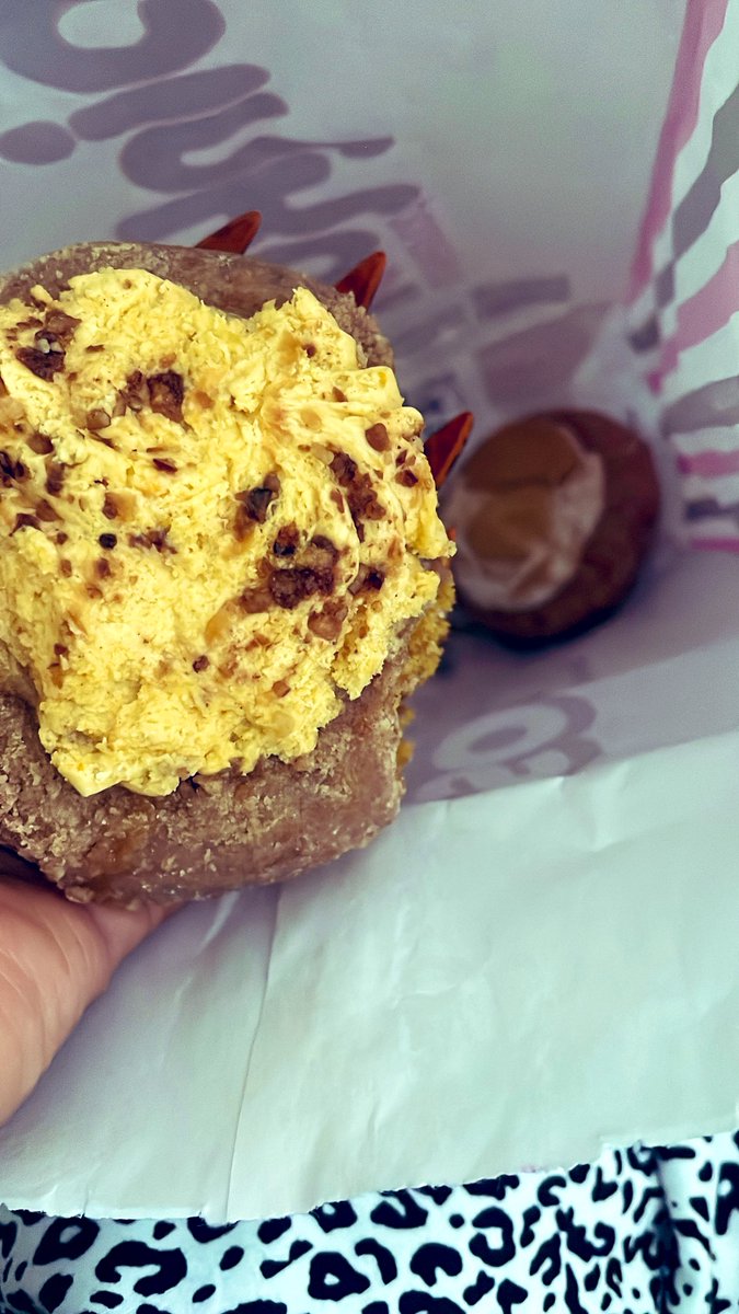 1innMuhree's tweet image. I should've ate these yesterday but they're still 🔥 #pinkbox