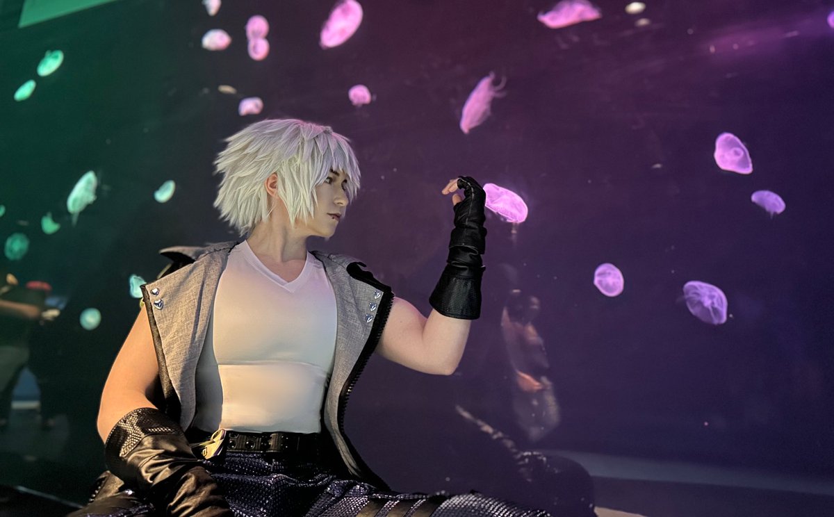 As promised, another Riku for #KHRikuDay , but this time I'm serving KH3! I miss the Dragoncon aquarium party, it's a perfect Kingdom Hearts picture spot + I like staring at the fish #KingdomHearts #Riku #SoRiku