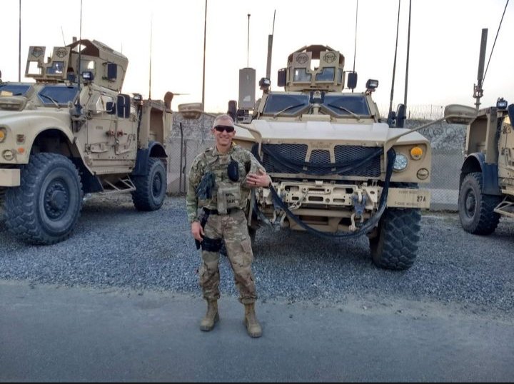 RogerForDuluth's tweet image. Thinking this Veterans Day about all those we have served, and are still serving. The United States Navy has been a defining element of my adult life.

I continue to be incredibly honored to wear the uniform and serve along so many other remarkable people.

⚓🇺🇸