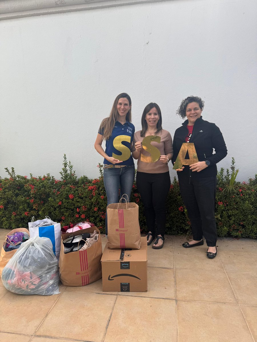 CCD_AC_'s tweet photo. Agradecidos con SLB y su comunidad interna de SSA por su donación de ropa y juguetes para las infancias de la escuela primaria indígena Francisco J. Santamaría. 

Nuestra pdta. DenissePriego y Fer, compartiendo. 

“ El amor, respeto y empatía se deben de enseñar de manera formal” https://t.co/W00TrCmci7