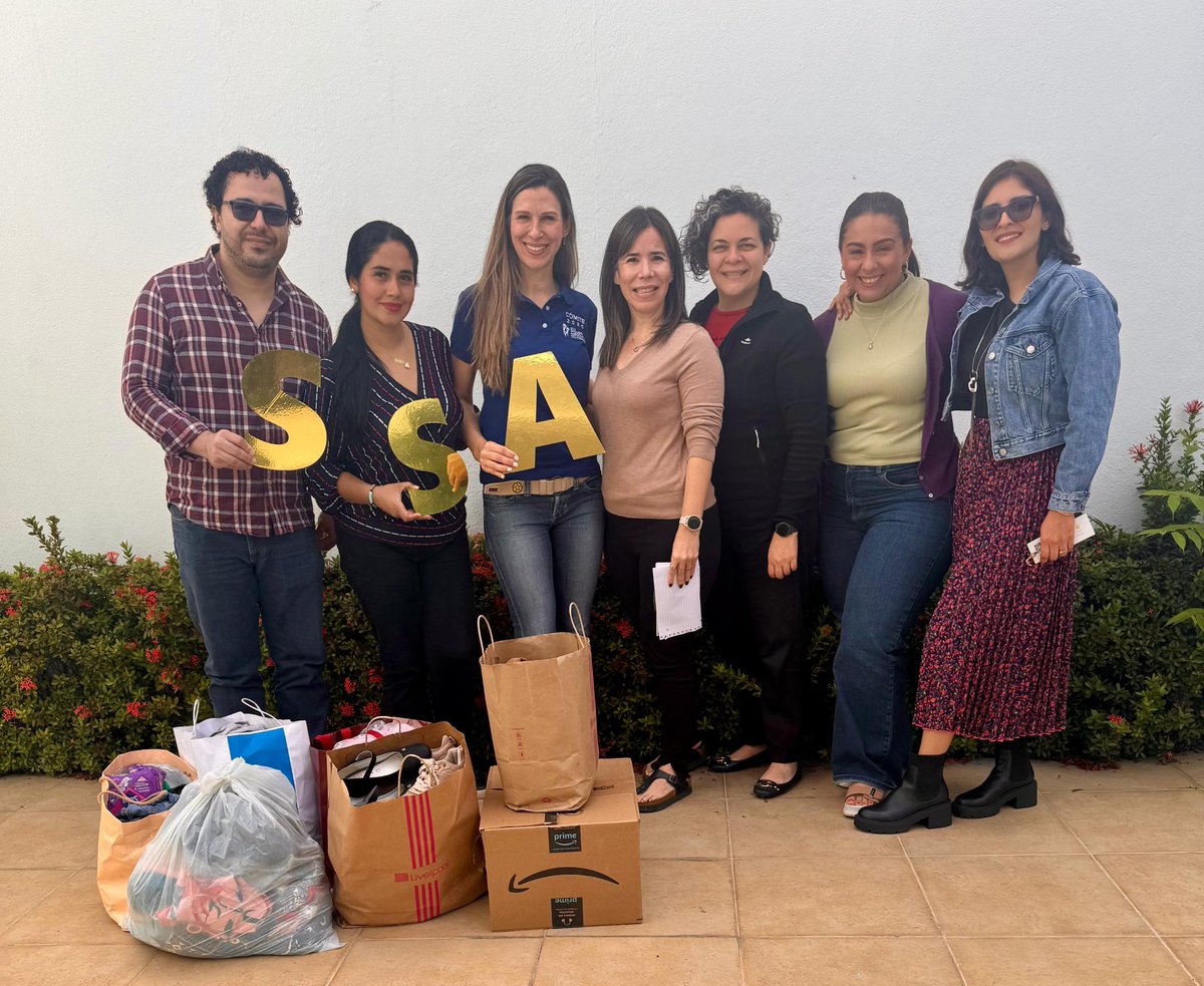 CCD_AC_'s tweet photo. Agradecidos con SLB y su comunidad interna de SSA por su donación de ropa y juguetes para las infancias de la escuela primaria indígena Francisco J. Santamaría. 

Nuestra pdta. DenissePriego y Fer, compartiendo. 

“ El amor, respeto y empatía se deben de enseñar de manera formal” https://t.co/W00TrCmci7