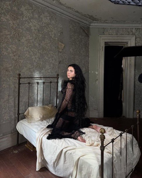 spongebobsloth's tweet photo. I’m obsessed with the behind the scenes of Charli xcx house music video, it’s like watching the mona lisa being painted 😌 https://t.co/0JwFjV70VV