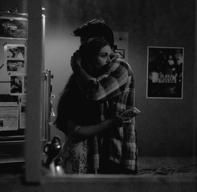 Yalnızlık tercih değil anlaşılmamaktır;

Yoksa kim istemez kokusunun her zerresine sarılarak susmayı".. 🖤