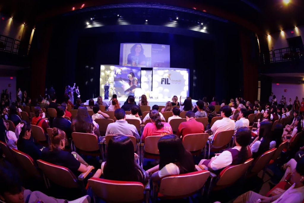 #NoticiasCOBAES | En la FIL Culiacán se presentó “La loca pelona y su mundo color de rosa” de Elisa de Fátima Serrano. El director de COBAES, <a href="/SanInzunza/">Santiago Inzunza Cazares</a>, destacó su valor aleccionador y reafirmó el compromiso del Colegio con la promoción cultural y literaria.