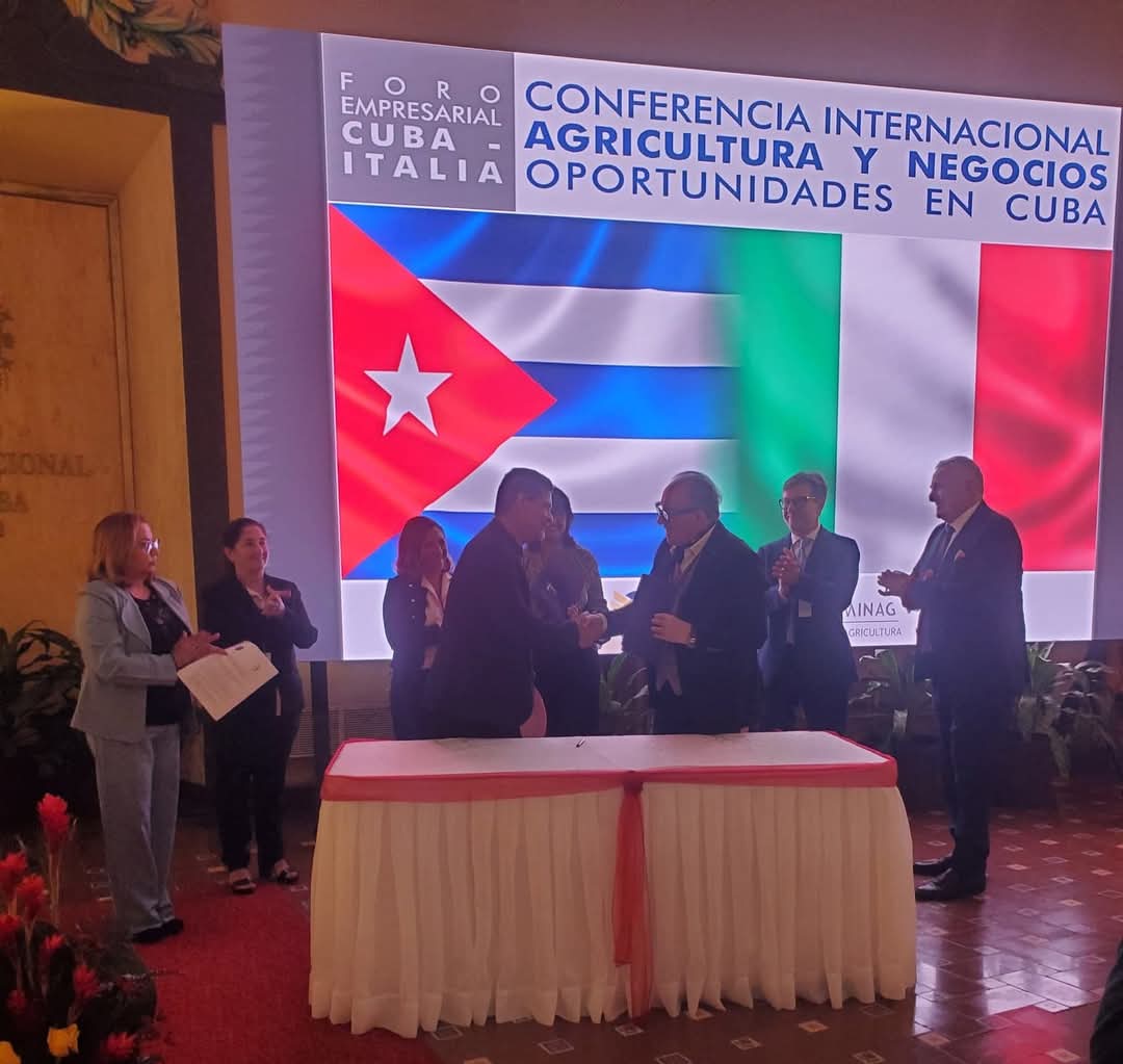 CubaMES's tweet photo. 🇨🇺🤝🇮🇹 Durante el Foro Empresarial Cuba-Italia se procedió a la firma del Acuerdo de Cooperación Interuniversitaria entre el Prisca Sapientia Institute de Suiza y la @UNAH_Cuba, @censacuba, @IncaCuba
e @ICACuba. 

#Cuba #CubaEsCiencia #ICA60AÑos #Inca #UNAH #CENSA https://t.co/ryQosPVXny