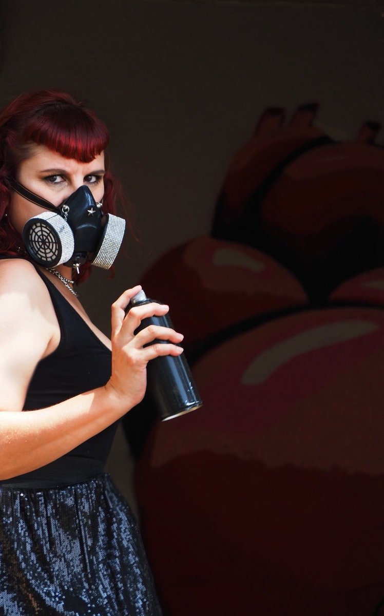 Tornem a comptar amb el treball de una de les millors artistes urbanes de la ciutat. Este cap de setmana @lanenawapawapa estarà pintant la porta del Casal🫟🪜

I que millor que estrenar-la amb l’Expo del 50 Aniversari 🥰💜