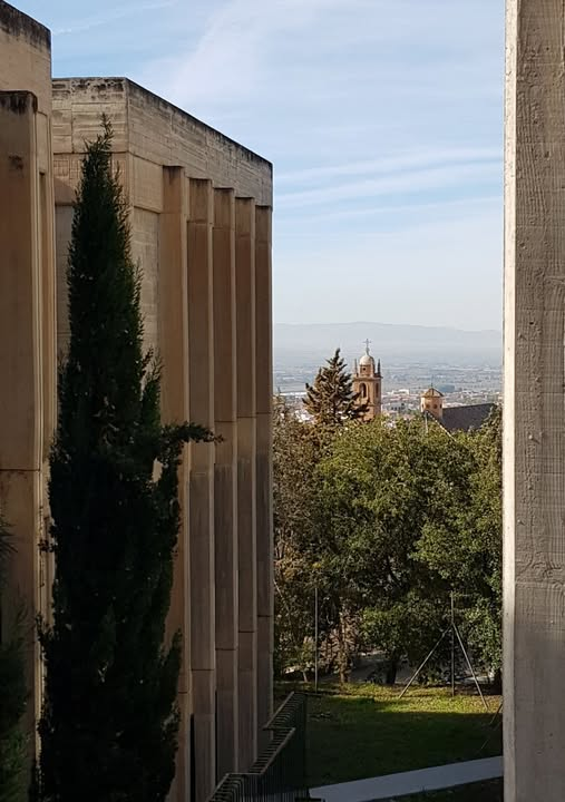 "Miré los muros de la patria mía/ si un tiempo fuertes, ya desmoronados...":soneto de Quevado, embargado por amargura..., de la cual estoy afortunadamente lejos ante "muros de la Facultad mía": entre ellos, torre de cartuja de Granada con horizonte de su vega: invita a esperanza