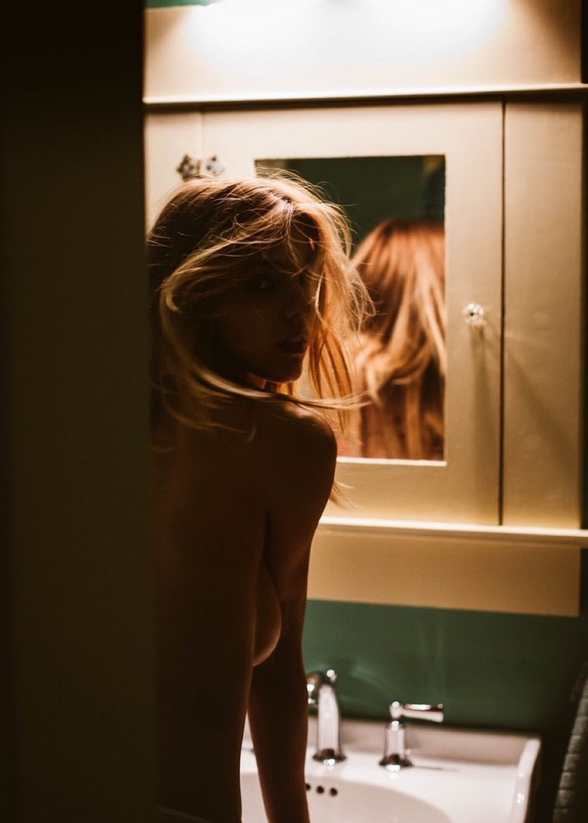 ■ ■
  ■

© U𝖓k𝖔𝖜𝖓 𝖕𝖍𝖔𝖙𝖔𝔤𝖗𝖆𝖕𝖍𝖊𝖗