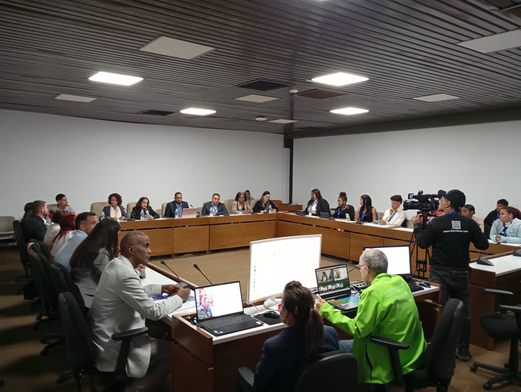 CubaMES's tweet photo. ➡️ Participa la Dr. C. @saray720406, directora de Ciencia y Técnica del @CubaMES en el Encuentro de estudiantes como parte de la XI Convención Internacional de Actividad Física y Deporte #AFIDE 2025.

🇨🇺 La #CienciaJoven en función del desarrollo sostenible.

#UniversidadCubana https://t.co/B9fu5YkfSC