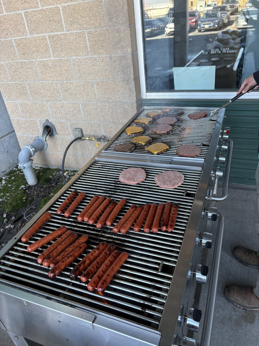 boyswhofly's tweet image. Veterans Day cook out at the company? You bet. #ifyoucantbeatumjoinum #johnies #washedking