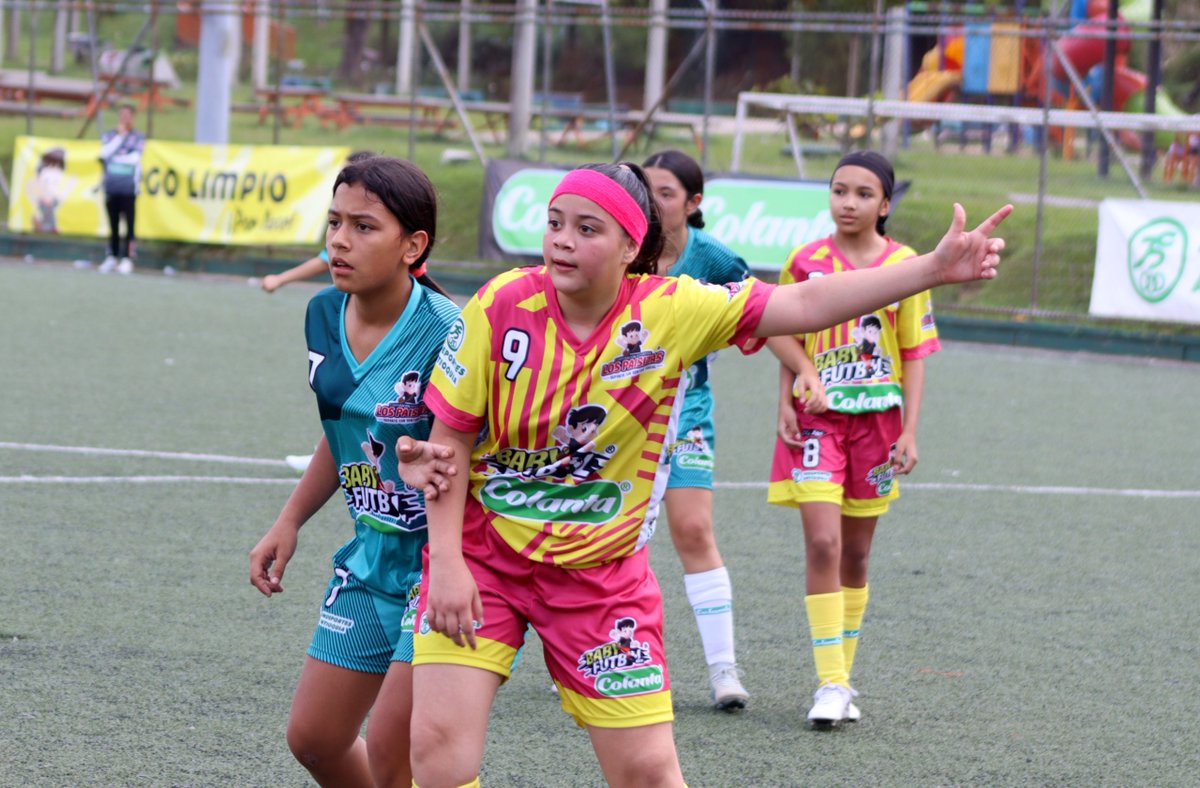 CDLosPaisitas's tweet image. Avanza la competencia del #BabyFútbolColanta femenino en Medellín y el Valle de Aburrá ⚽️⚡️

Conoce toda la información aquí:
👉festivaldefestivales.com/avanza-la-comp…