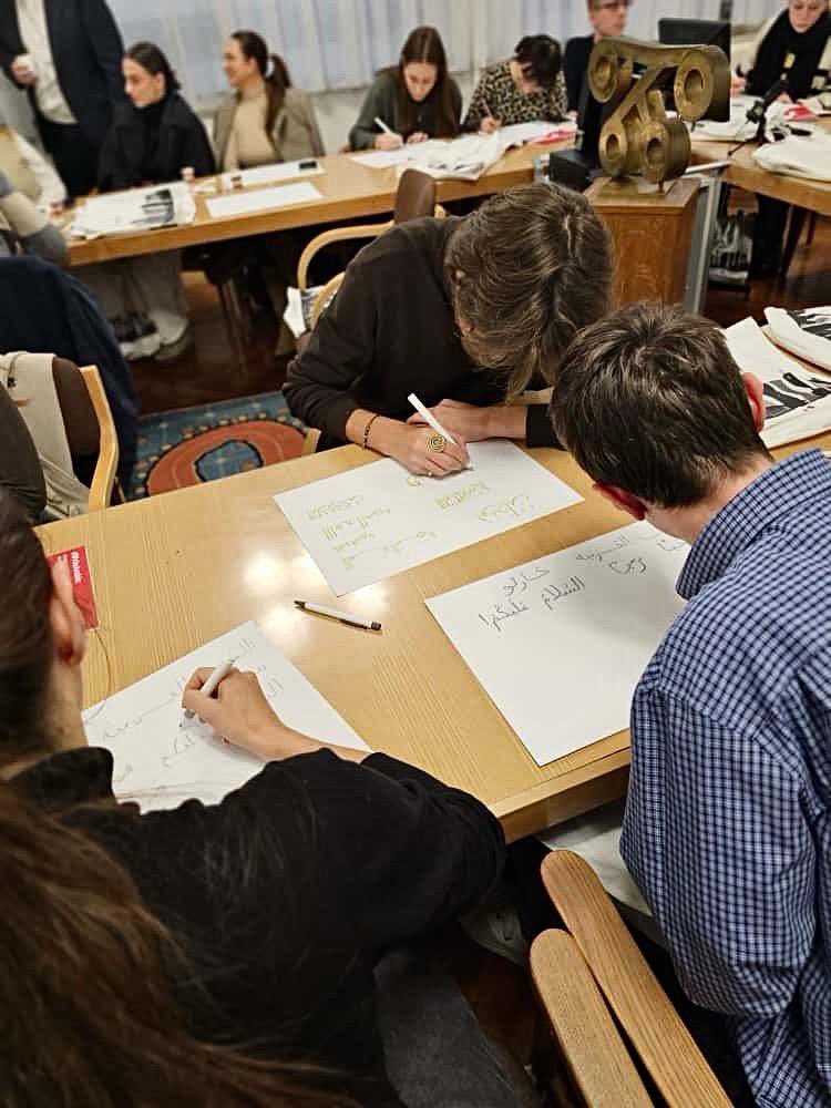 بمناسبة الاحتفال باليوم العالمي للغة العربية، نظمت سفارة دولة قطر في جمهورية كرواتيا ورشة عمل حول فنون الخط العربي في كلية الفلسفة والعلوم الإنسانية بجامعة زغرب، بمشاركة طلبة قسم اللغة العربية في الكلية، حيث شهد الحدث حضورا بارزا من الطلبة وأعضاء هيئة التدريس الذين أبدوا اهتماما