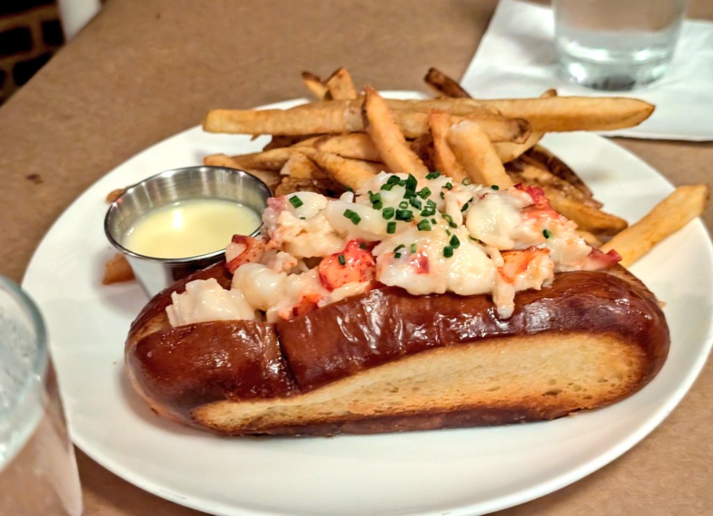 Xtayton's tweet photo. I always have to get seafood when I visit Baltimore.

- clam ceviche
- oysters from the raw bar
- mussels in white wine
- lobster roll https://t.co/NKD5kkzs4R