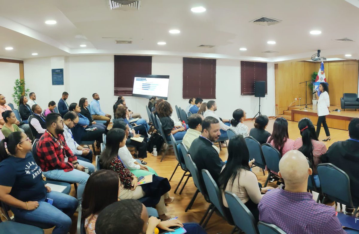 DGAPPRD's tweet image. Izalia López, nuestra subdirectora de promoción, participó como destacada panelista en el curso introductorio sobre &quot;Fundamentos de las APP&quot; impartido en el @MinHaciendard , aquí estuvo compartiendo conocimientos esenciales para el desarrollo correcto de una APP.