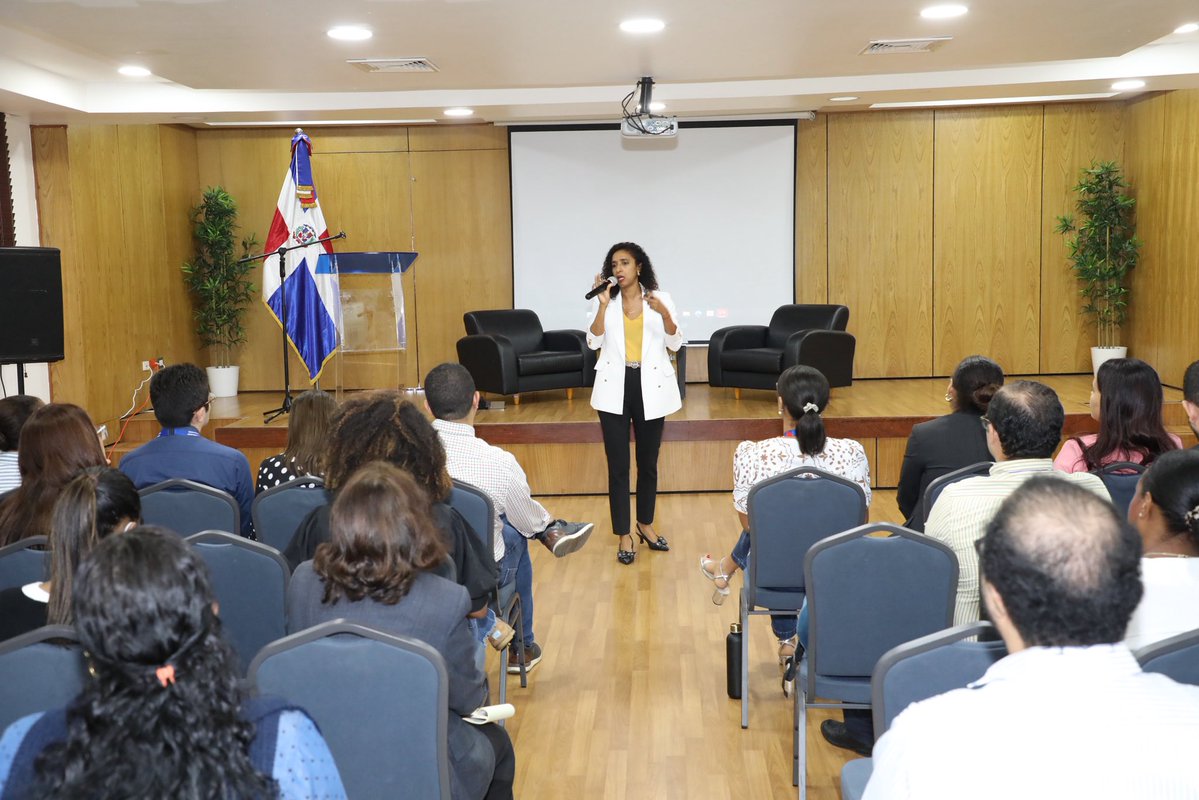 DGAPPRD's tweet image. Izalia López, nuestra subdirectora de promoción, participó como destacada panelista en el curso introductorio sobre &quot;Fundamentos de las APP&quot; impartido en el @MinHaciendard , aquí estuvo compartiendo conocimientos esenciales para el desarrollo correcto de una APP.