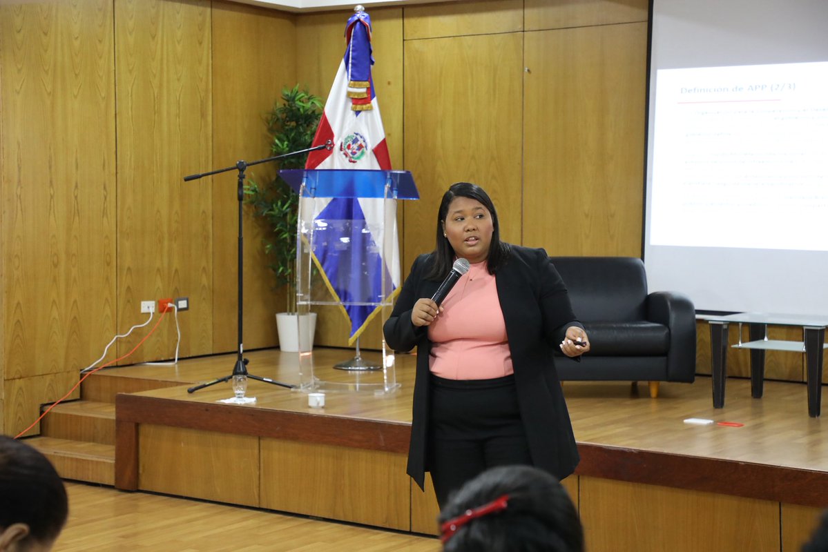 DGAPPRD's tweet image. Izalia López, nuestra subdirectora de promoción, participó como destacada panelista en el curso introductorio sobre &quot;Fundamentos de las APP&quot; impartido en el @MinHaciendard , aquí estuvo compartiendo conocimientos esenciales para el desarrollo correcto de una APP.