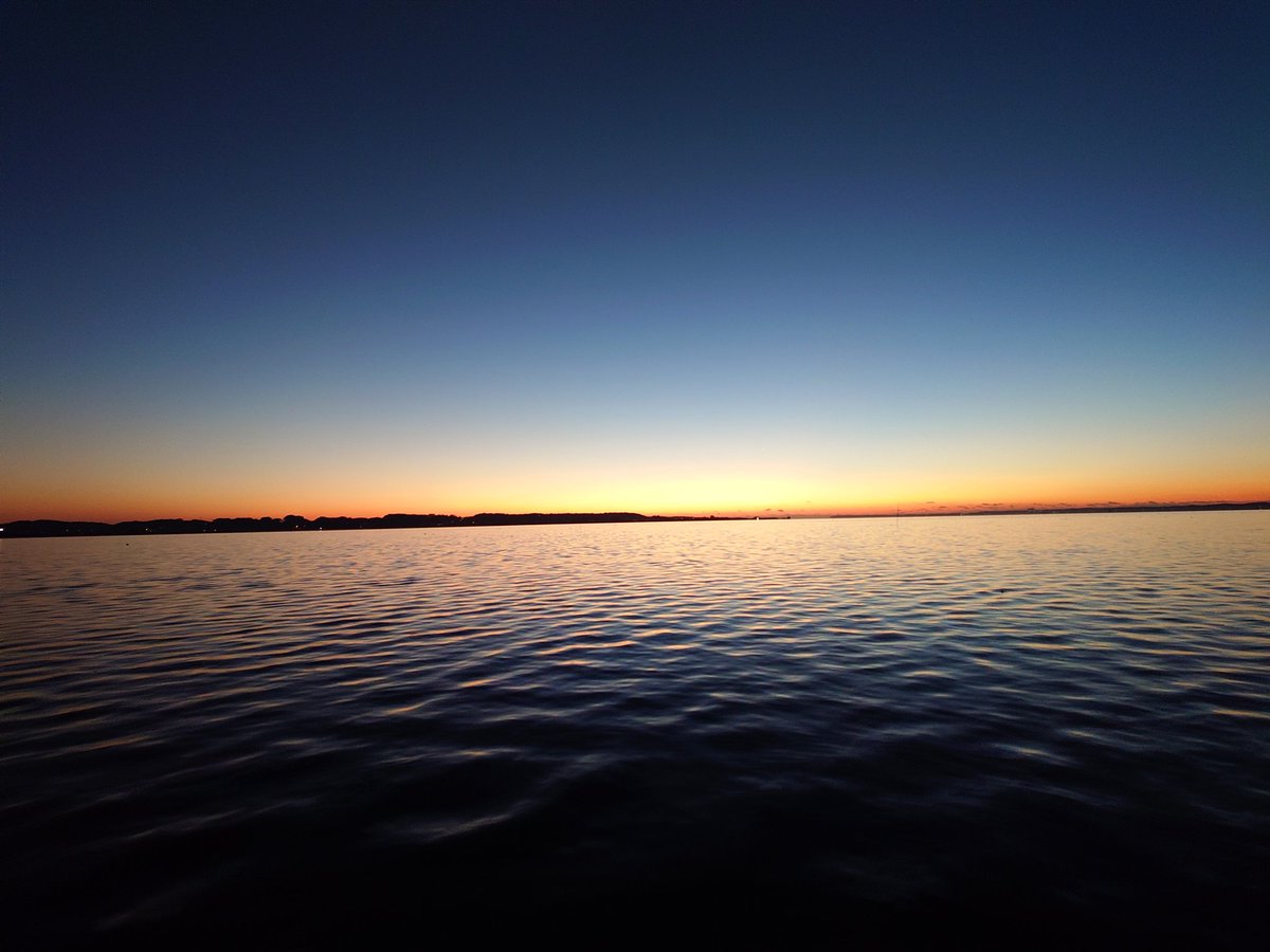 おはようございます☀
霞ヶ浦アサンポ 5:41　外気温3℃

東の空がゆっくりと燃え始め、
橙から群青へと美しいグラデーションが広がっています。
風はほとんどなく、湖面のわずかな揺れが
キラキラと光を拾って踊るよう。

今朝も有り難い。
すべての生き物が幸せでありますように🙏