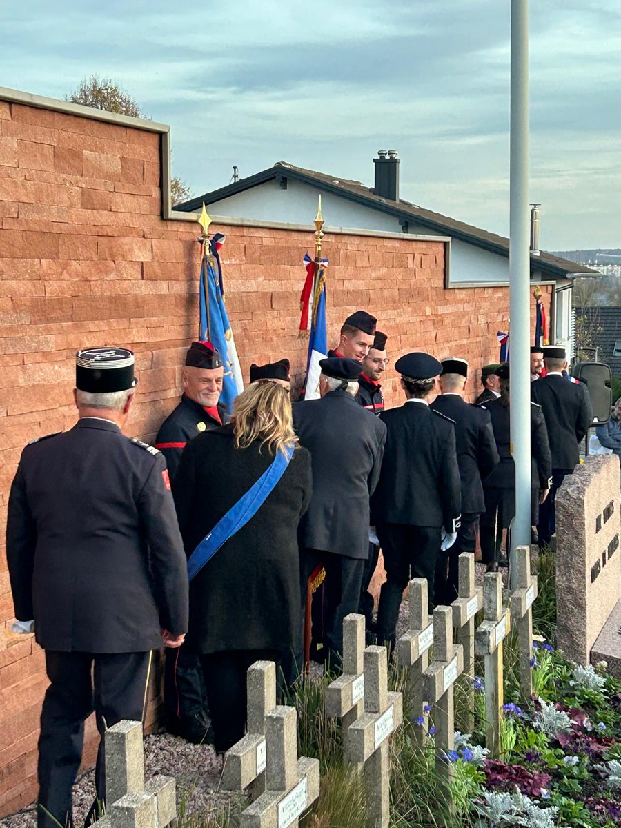 christelleritz's tweet photo. Très belle cérémonie à #Lutterbach.
Rendre hommage, se souvenir pour ne jamais oublier. Bravo aux nombreux enfants présents qui ont rehaussé cet instant avec leurs textes et leurs chants en français et en allemand.
#11novembre
#mémoire https://t.co/pJnk1VoOjp