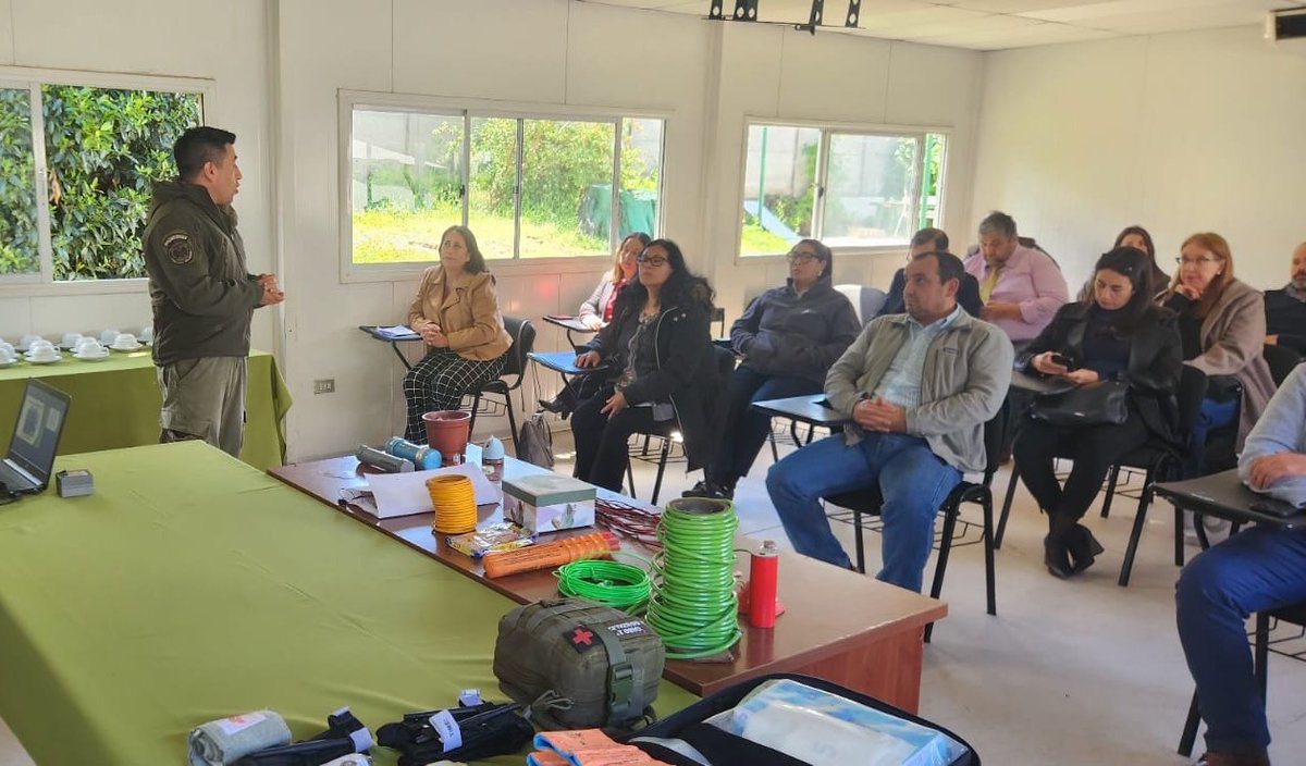 CarabAraucania's tweet image. GOPE #Araucanía, en el marco del trabajo mancomunado con @FISCALIA_IX, realizaron capacitación a 30 fiscales de la región, enfocada en reforzar conceptos y herramientas ante situaciones críticas y que puedan afectar tanto su labor, trabajadores e infraestructura. #OrdenyPatria