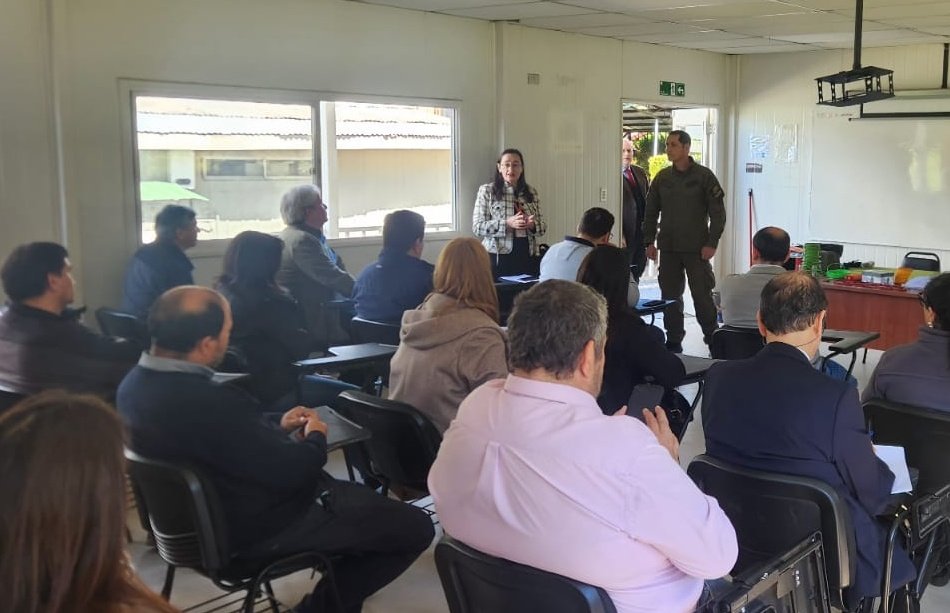 CarabAraucania's tweet image. GOPE #Araucanía, en el marco del trabajo mancomunado con @FISCALIA_IX, realizaron capacitación a 30 fiscales de la región, enfocada en reforzar conceptos y herramientas ante situaciones críticas y que puedan afectar tanto su labor, trabajadores e infraestructura. #OrdenyPatria