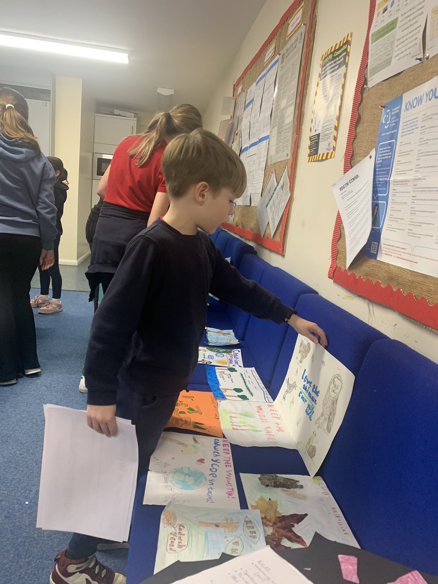oaklandsprimary's tweet photo. Lots of discussion and checking the rules from the Criw as they made their choices for the winners! Da iawn pawb!! π₯π₯π₯ #TEAMOaklands #AmbitiousAlys https://t.co/BgRITt0J1a