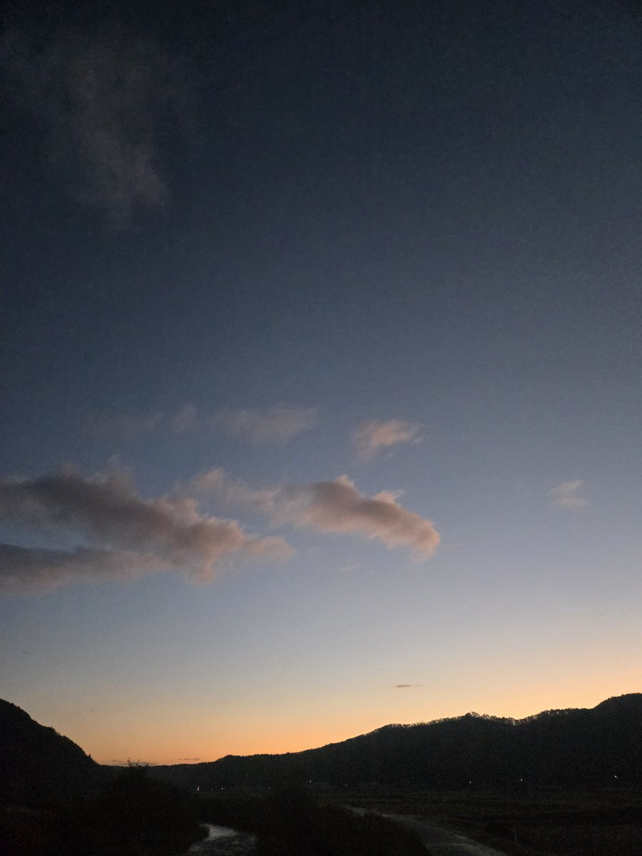 yonchan007's tweet photo. おはようございます
道路が凍結しています
＃いまそら
＃イマソラ https://t.co/OUmE28pXwi